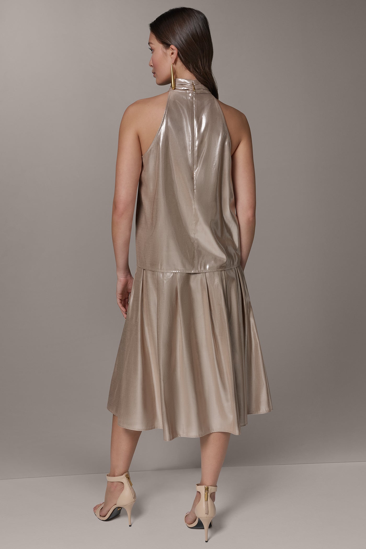 SLEEVELESS METALLIC HALTER TOP