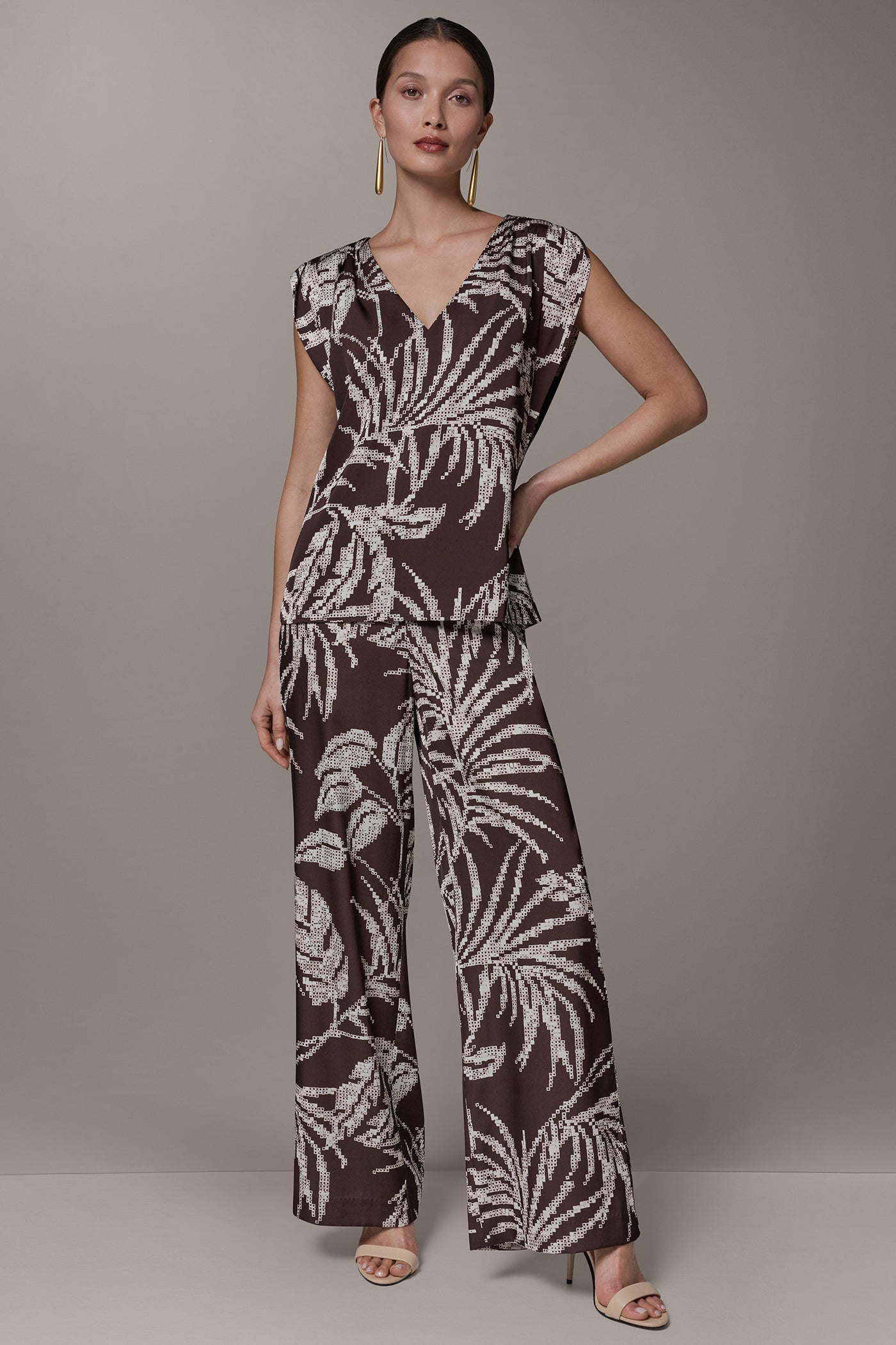 SLEEVELESS EXTENDED SHOULDER TOP
