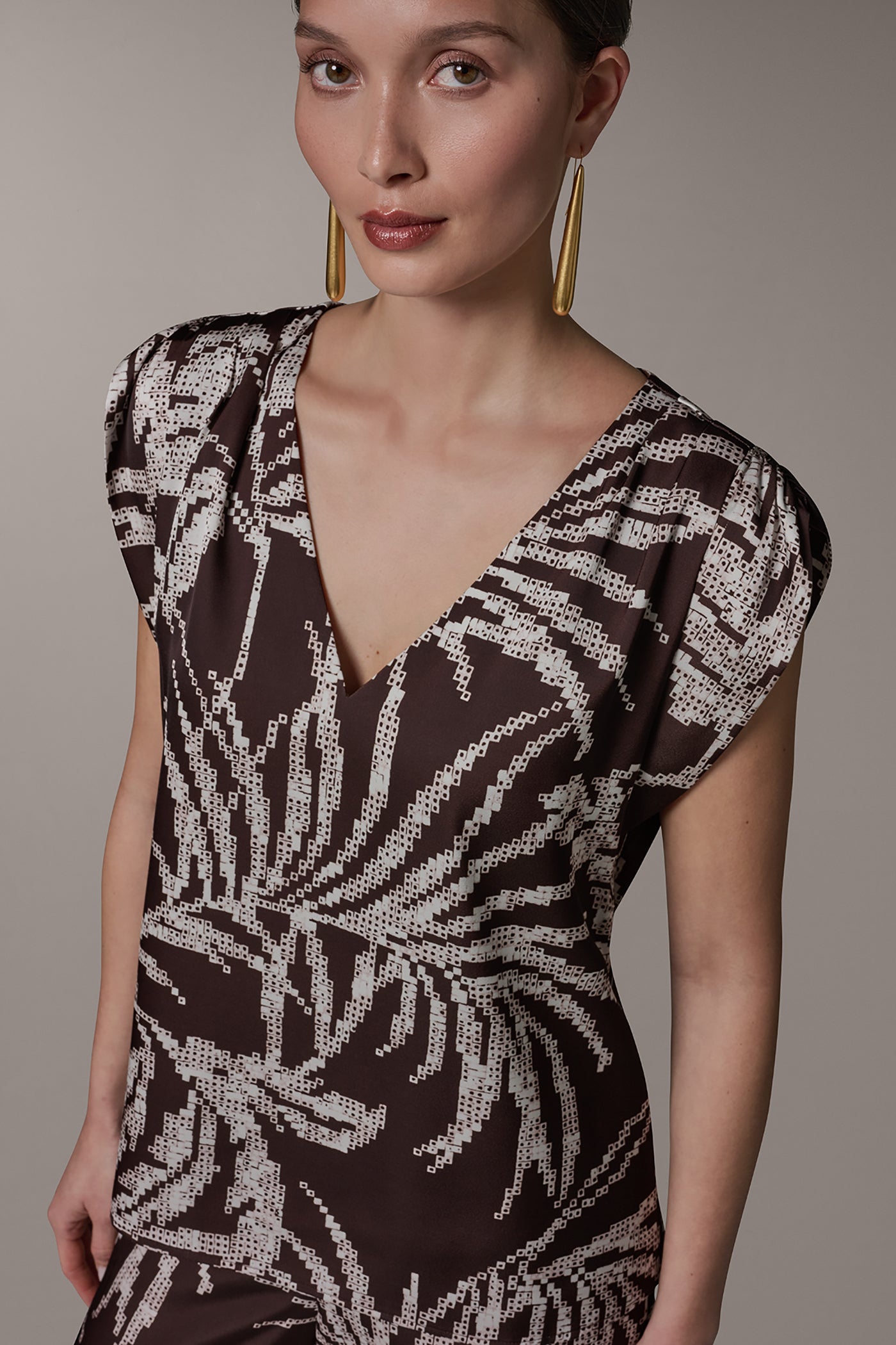 SLEEVELESS EXTENDED SHOULDER TOP