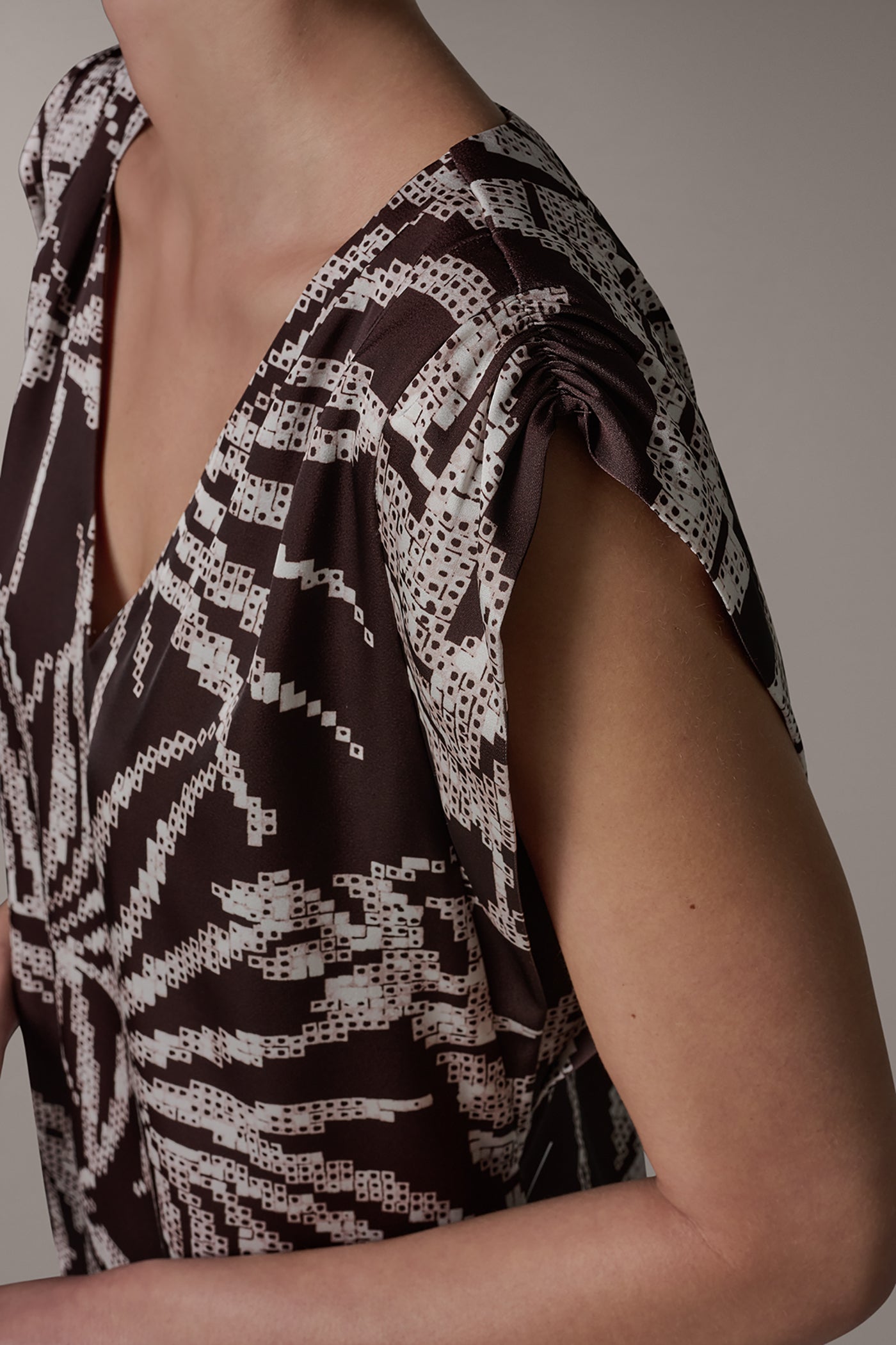 SLEEVELESS EXTENDED SHOULDER TOP