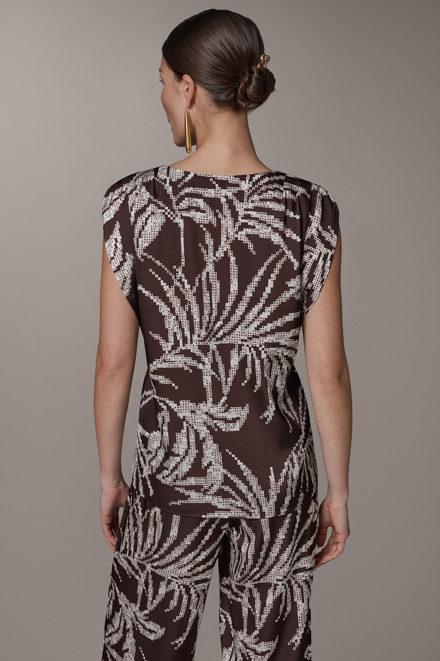 SLEEVELESS EXTENDED SHOULDER TOP