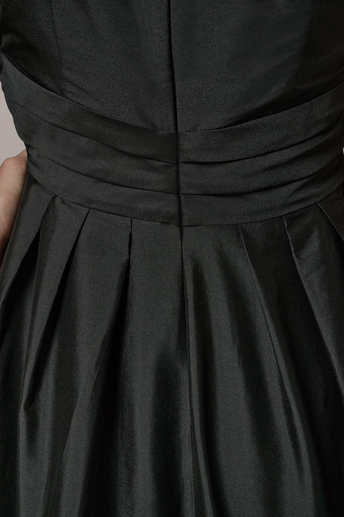 SLEEVELESS V-NECK TAFFETA MIDI COCKTAIL DRESS