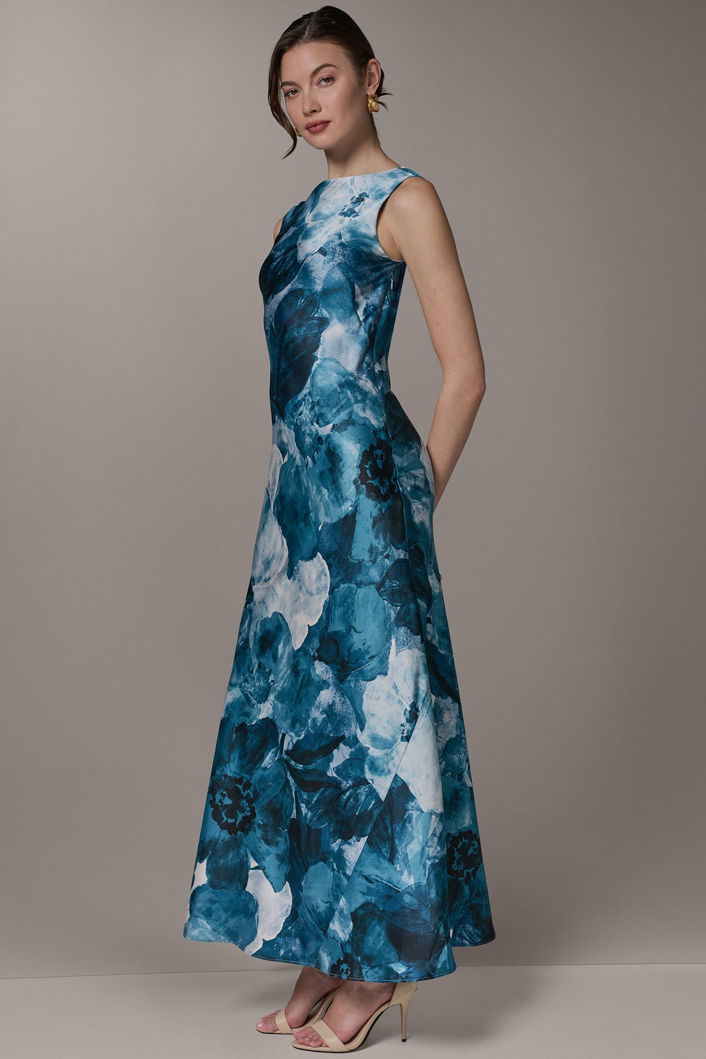 SLEEVELESS TRUMPET GOWN