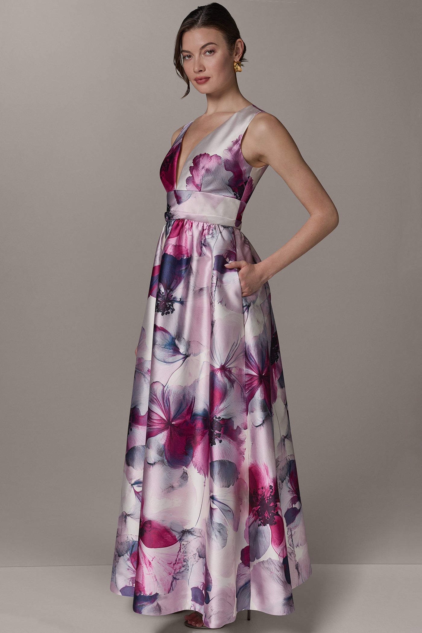 SLEEVELESS FIT AND FLARE GOWN