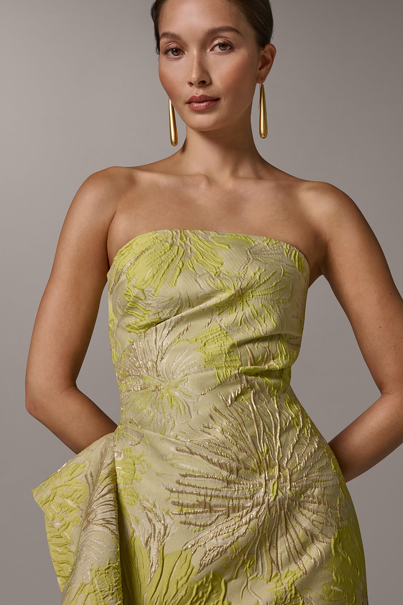 STRAPLESS RUFFLE TRUMPET GOWN