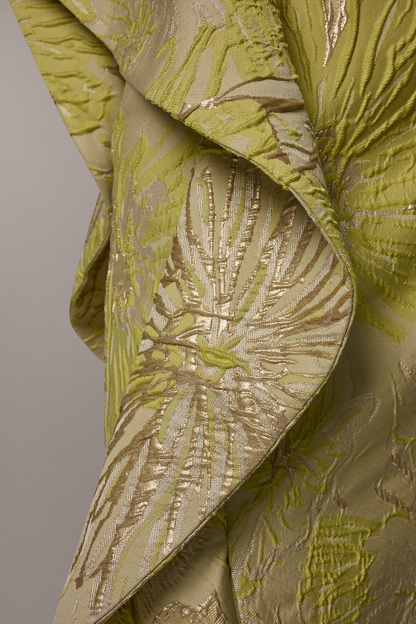 STRAPLESS RUFFLE TRUMPET GOWN