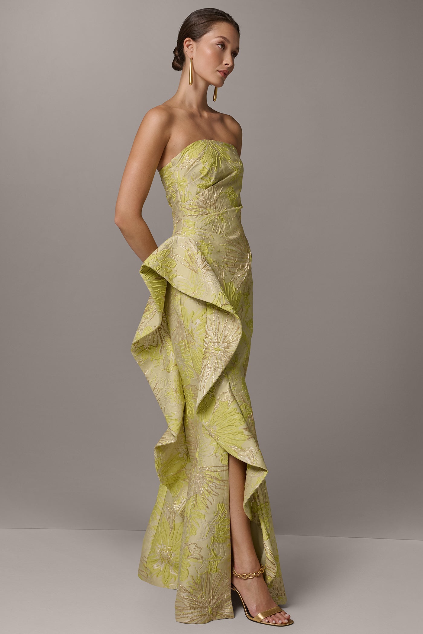 STRAPLESS RUFFLE TRUMPET GOWN