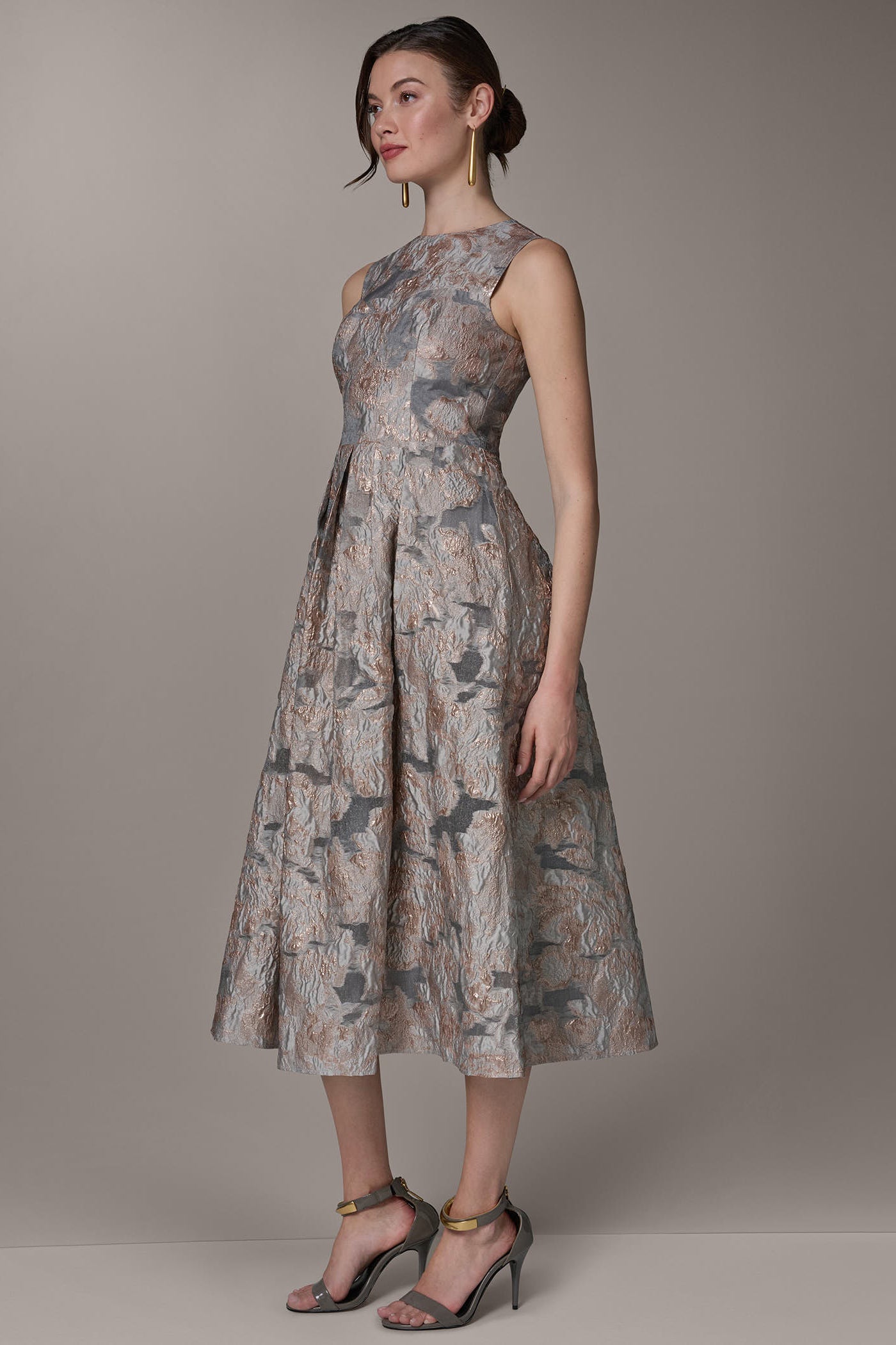 SLEEVELESS FLORAL MIDI FIT AND FLARE GOWN