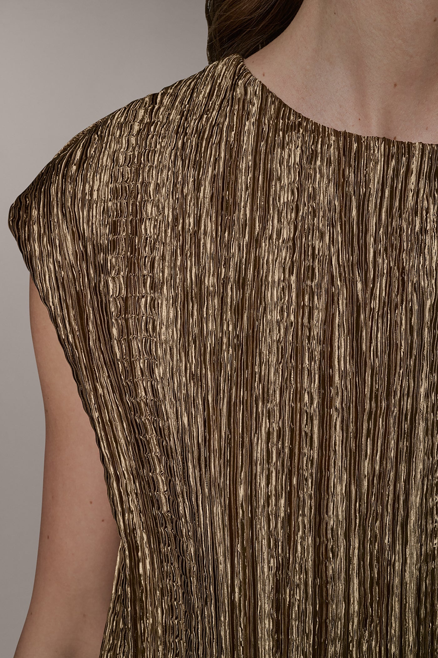 SLEEVELESS METALLIC PLEAT BLOUSE